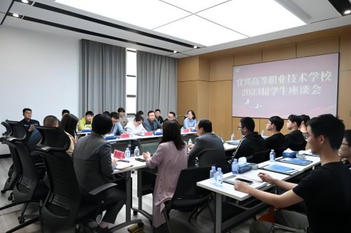 校企共培 未来可期丨尊龙集团股份召开2023届实习生座谈会
